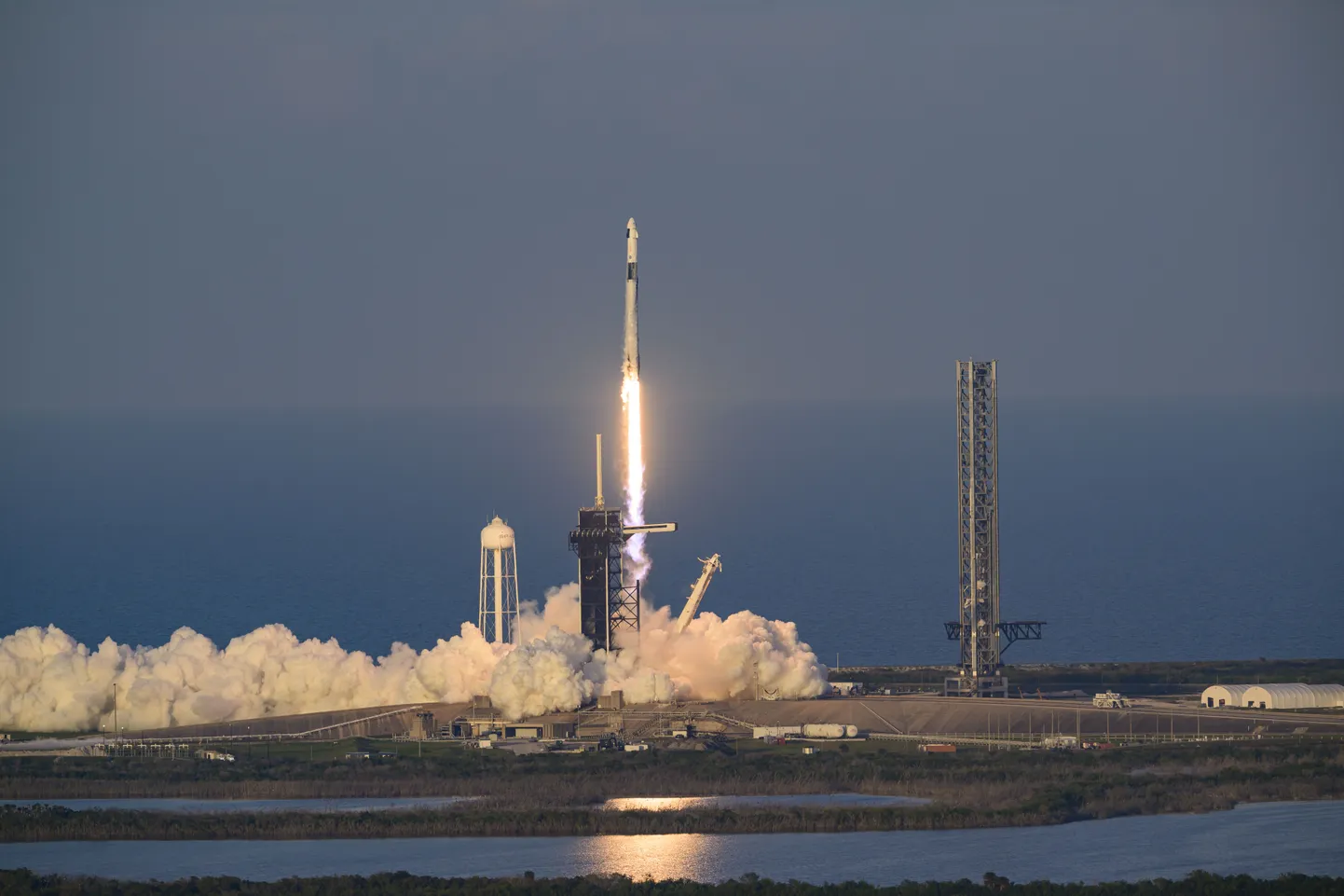 SpaceX Falcon 9 rakett startis NASA Kennedy kosmosekeskuse stardikompleksist 39A (LC-39A) Floridas, viies pardal Crew-10 meeskonna teekonnale Rahvusvahelisse Kosmosejaama (ISS).