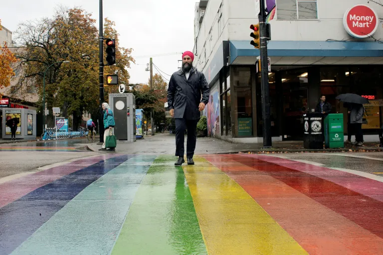 Jagmeet Singh valimiskampaania ajal Vancouveris vikerkaarevärvilist teed ületamas.