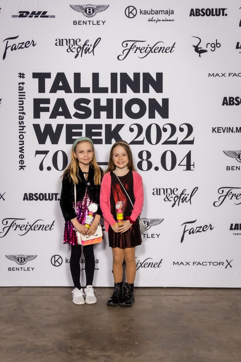 Juba peale vaadates on näha, et Eva Marii Varikmaast ja Britt Ida Loviisa Zujevist saavad Tallinn Fashion Weeki püsikülalised ning moefännid. Võtke eeskuju: kleiti saab hõlpsa vaevaga stiliseerida väikse jakikese, peaaaksessuaari ning sobiva käekotiga. Hooletu elegants!
