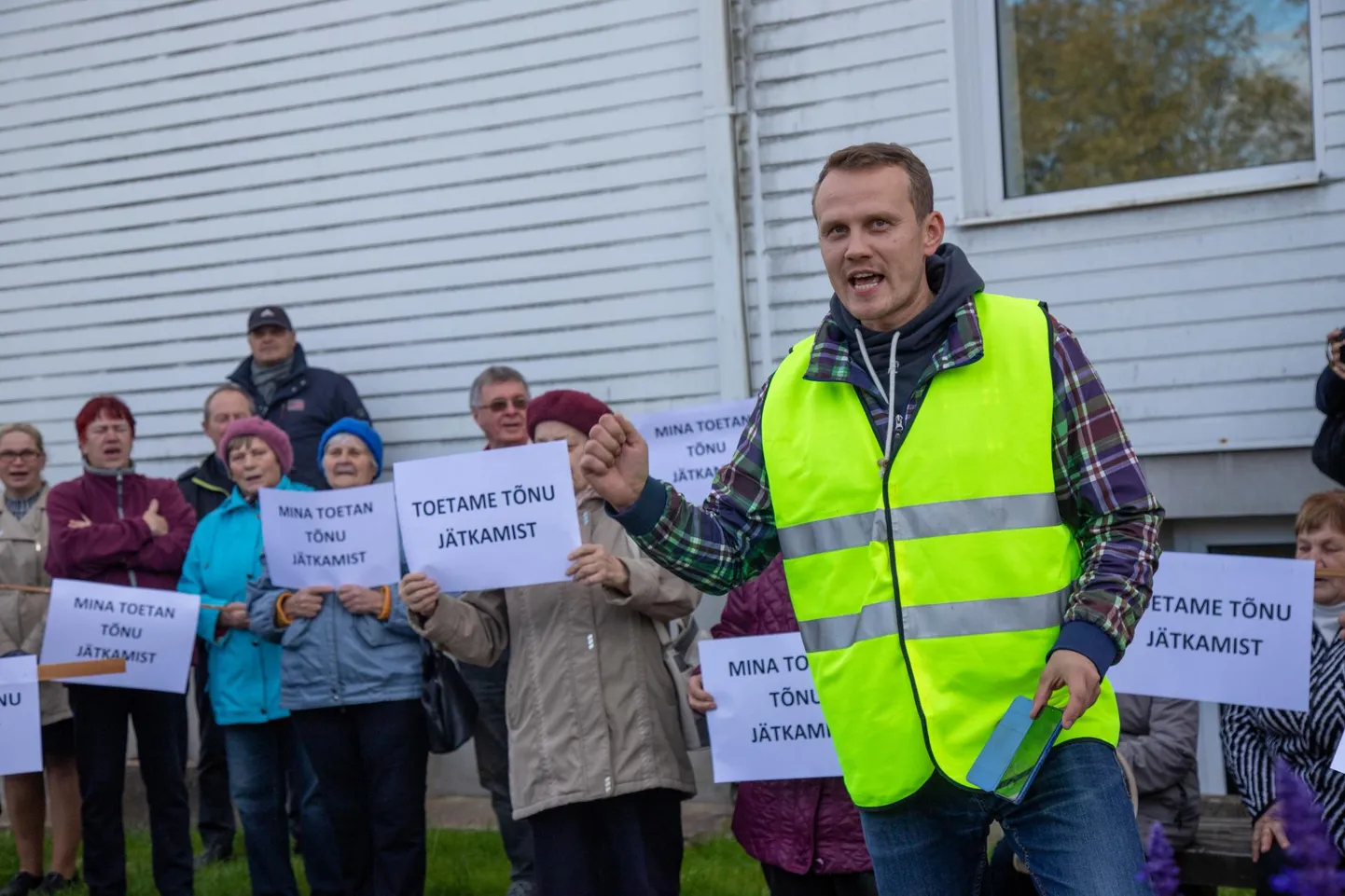Põhja-Sakala valla võimuvahetuse ajal 2019. aastal osales Priit Toobal häälekalt vallamaja ees protestiaktsioonil, kus näitas üles toetust Tõnu Aavasalule.