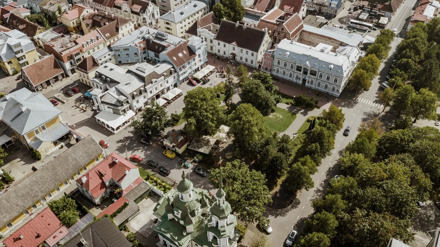 Linnulennult on Lastepark kui roheline oaas vanalinna serval. Vaid nn päkapikumaja ehk kohvik Nullpunkt paistab rohkem välja.