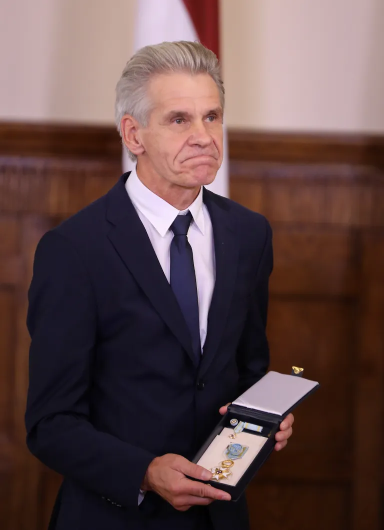 Vēsturnieks, arheologs, bijušais Latvijas Universitātes Latvijas vēstures institūta direktors, akadēmiķis, Dr.hist. Guntis Zemītis ar saņemto Triju Zvaigžņu ordeni par īpašiem nopelniem Latvijas neatkarības atjaunošanas periodā un ilggadējo darbu arheoloģijā, Latvijas vēstures un arheoloģijas izpētē. 2021. gada augusts.