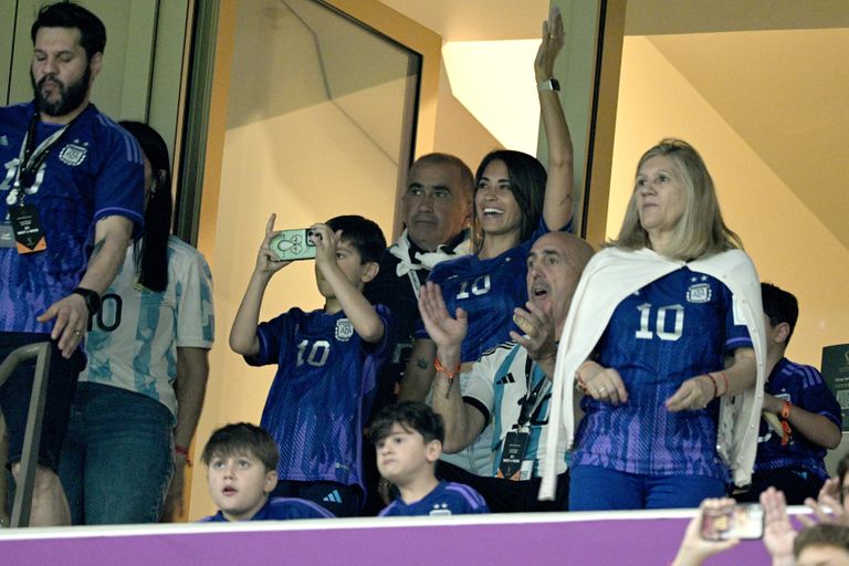 Argentina staarründaja Lionel Messi naine Antonella Roccuzzo (keskel, käsi üleval), ema Celia Maria Cuccitini (paremal esimene) ja teised pereliikmed vaatamas 13. detsembril 2022 Katari MMil Argentina ja Horvaatia kohtumist, mille Argentina võitis 3:0