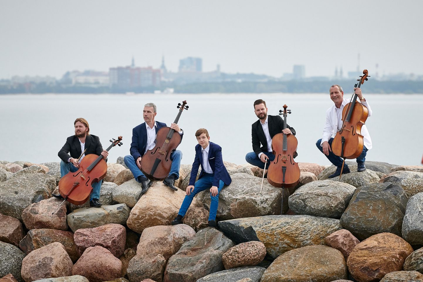 Tšellokvartett C-Jam ja Mikk Kaasik esinevad Sakala keskuses koos Viljandi noorte sümfooniaorkestiga. Kontsert kannab pealkirja «Illusioon».