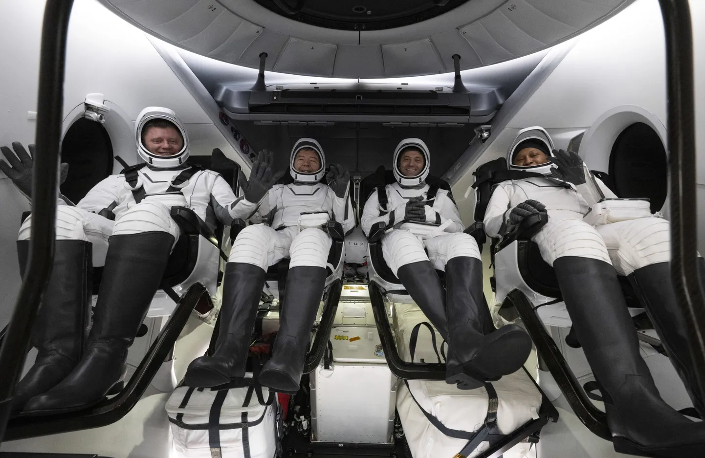 NASA tehtud fotol on (vasakult) Roskosmose kosmonaut Alexander Grebenkin, NASA astronaudid Michael Barratt, Matthew Dominick ja Jeanette Epps kosmoselaeva SpaceX Dragon Endeavour sees SpaceXi taastamislaeva MEGAN pardal. Varsti pärast maandumist Mehhiko lahes Pensacola ranniku lähedal Floridas teatas NASA, et ühel neist tekkis pärast Maale saabumist meditsiiniline probleem. Kõik neli viidi koos haiglasse, kolm olid seal korraks, aga neljas jäi pikemalt sisse. NASA teatel on siiski haiglasse jäänu stabiilses seisus.