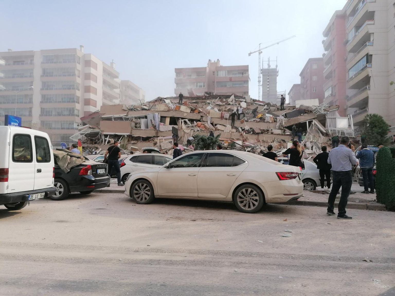 Kokkuvarisenud maja Türgi rannikulinnas Izmiris, mida tabas täna tugev maavärin.