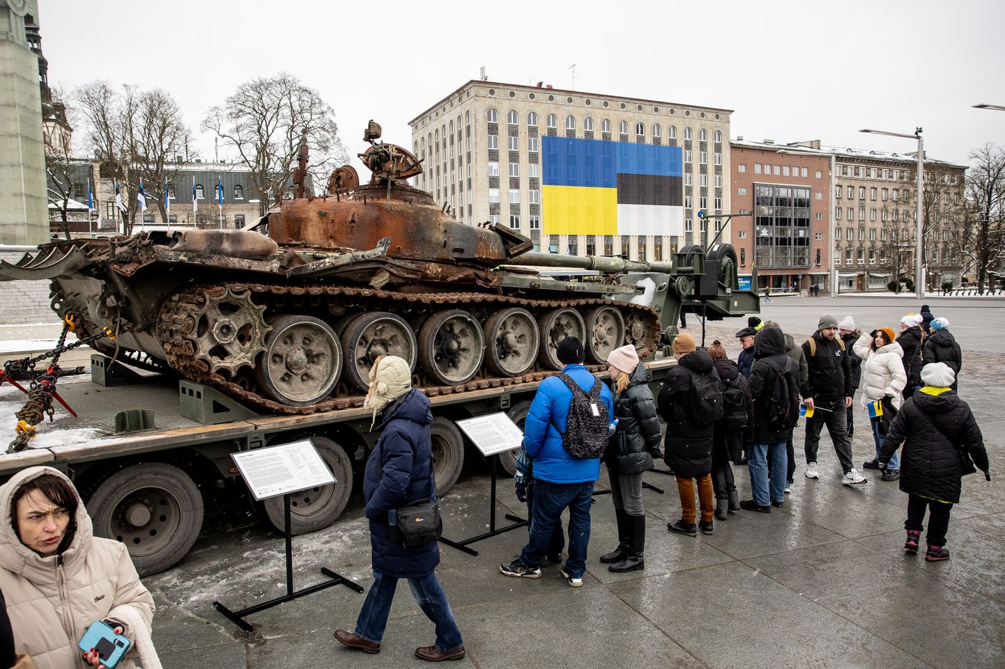 Подбитый российский танк Т-72 на площади Вабадузе в центре Таллинна. 25 февраля 2023 года.