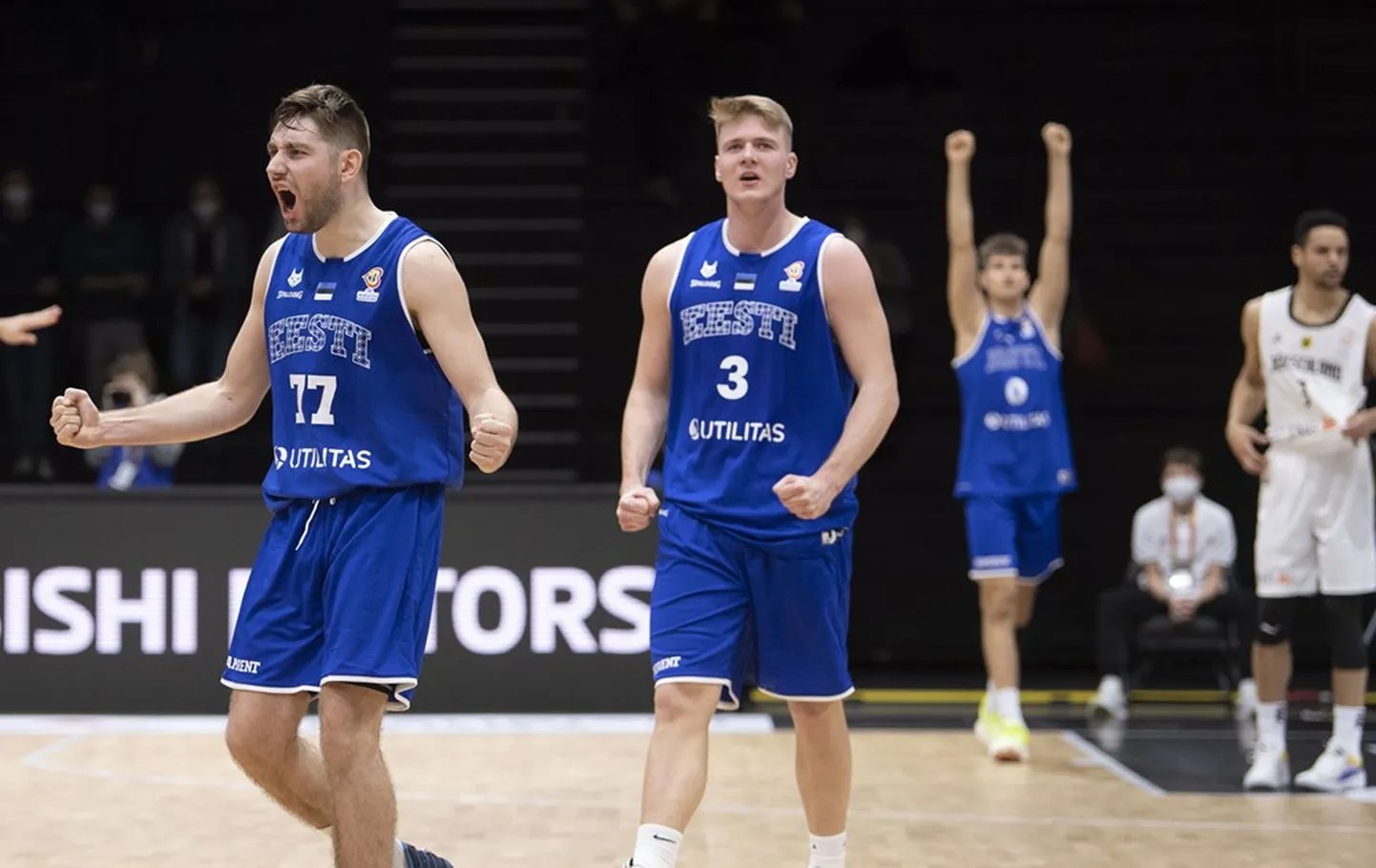 Eesti koondislased rõõmustavad pärast Saksamaa alistamist. Esiplaanil Kristian Kullamäe, tema taga Kaspar Treier, taamal Henri Drell.