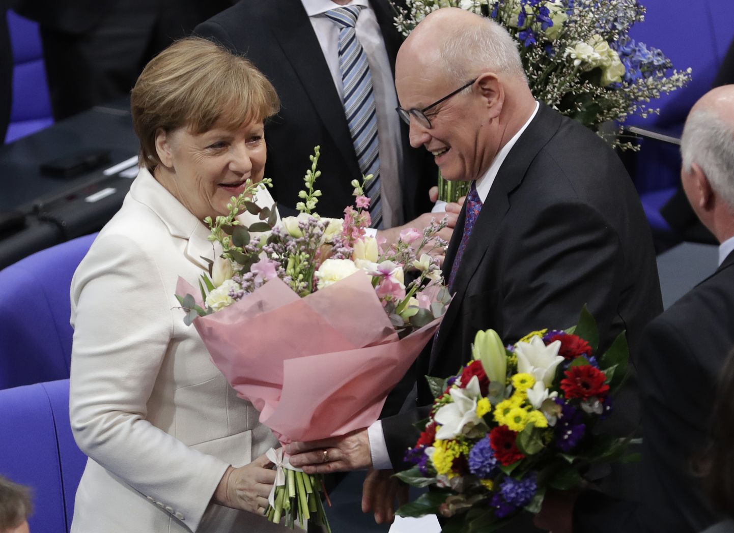 Ангела Меркель принимает поздравления по случаю избрания канцлером на четвертый срок.