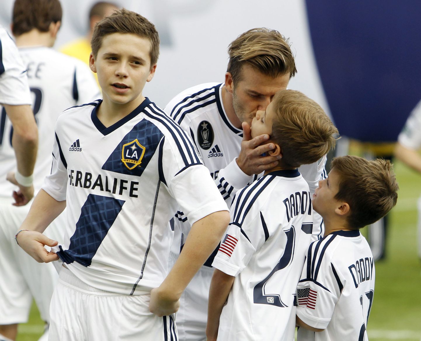 Brooklyn Beckham (vasakul), Romeo Beckham (keskel) ja Cruz Beckham (paremal) koos isaga.