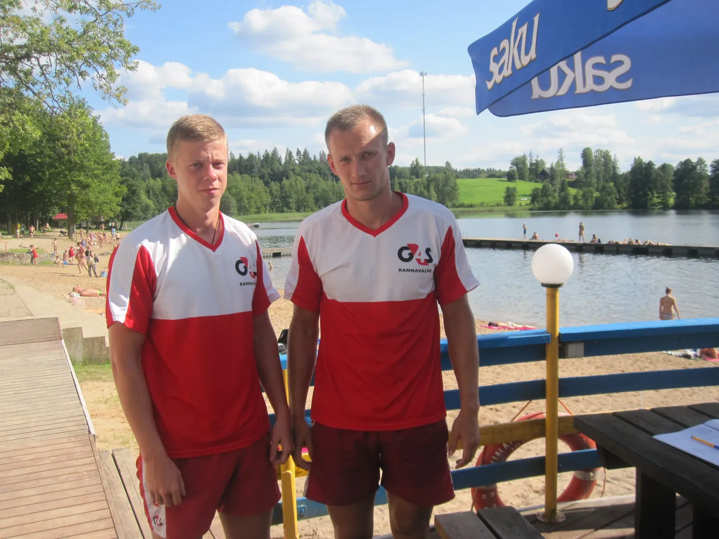 Rannavalvur Ahti Kobin (vasakul) märkas õnnetusse sattunud meest. Tema kolleeg Priit Lehismets koos endise rannavalvuri ja oma venna Raul Lehismetsaga elustasid hättasattunut.