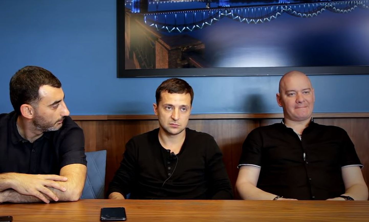 Aktieri Mika Fatalovs, Volodimirs Zelenskis un Jevgēnijs Koševojs 2017.gadā sniedz interviju Rīgā