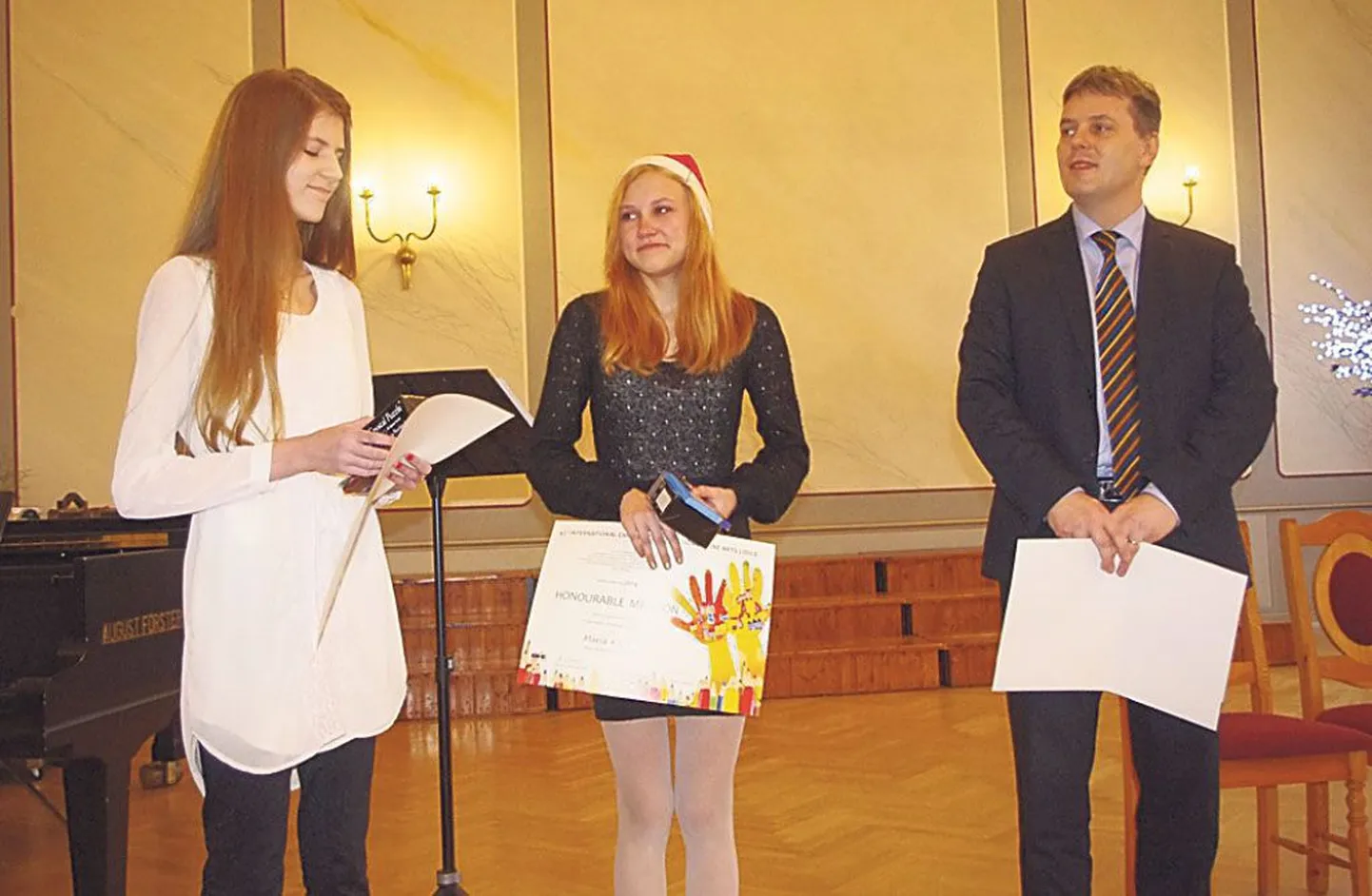 Madli Pajos (vasakul) ja Maria Kallau said Kuninga tänava põhikooli aktusel tänukirjad suursaadik Richard Kadlákilt.