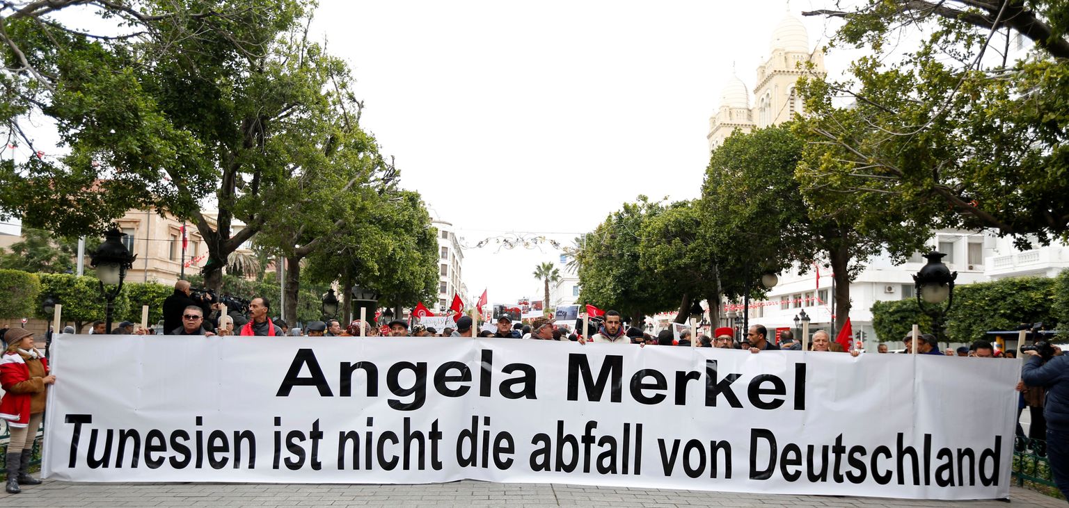 Pühasõdalaste tagasipöördumise vastu protesteerivad meeleavaldajad kuu algul Tunises plakatiga: 'Angela Merkel, Tuneesia ei ole Saksamaa prügimägi.'