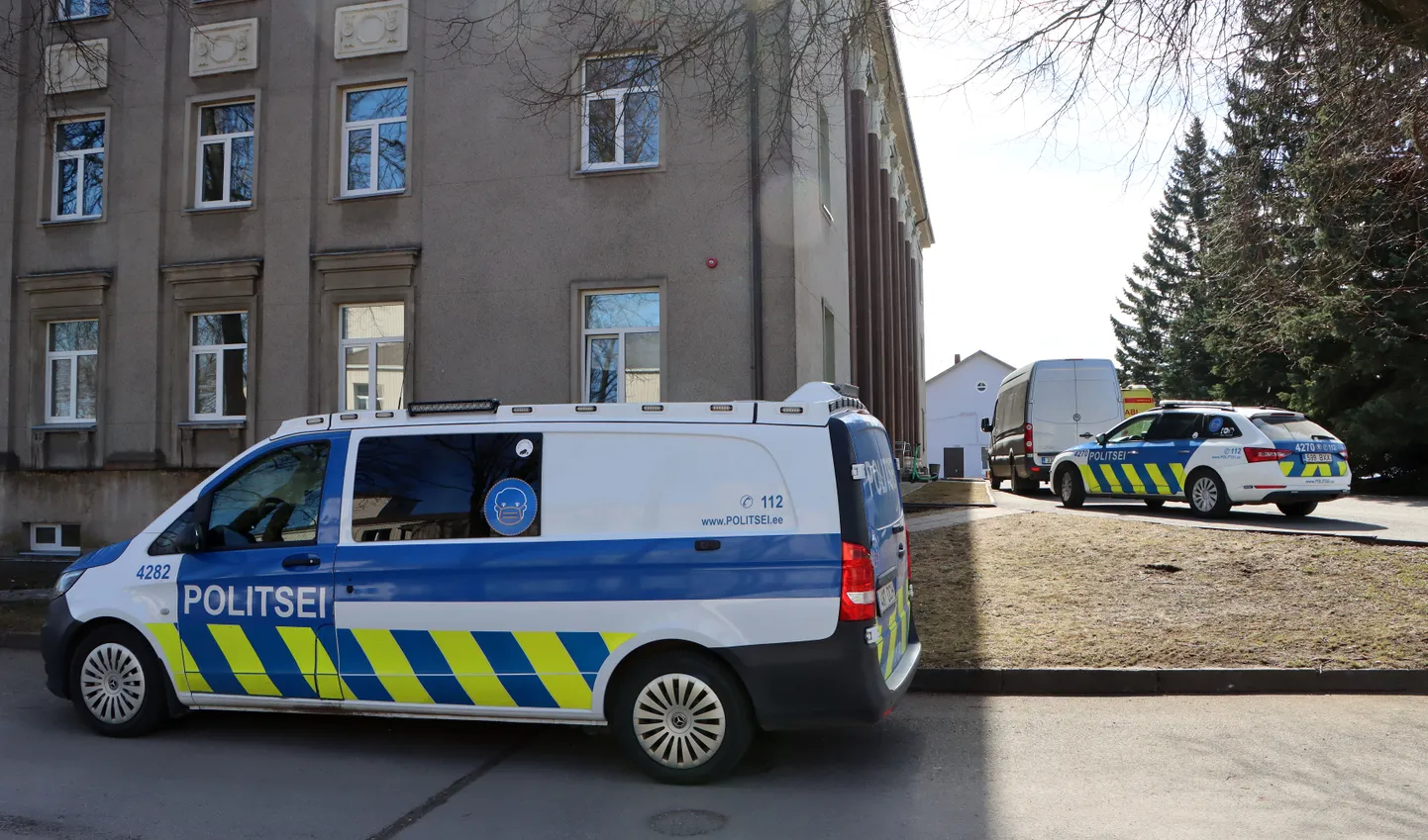 Jõhvi põhikooli juures oli eile pärast südapäeva mitu politseipatrulli, kes reageerisid nõnda koolipoistelt tulnud "tapmise" teatele.