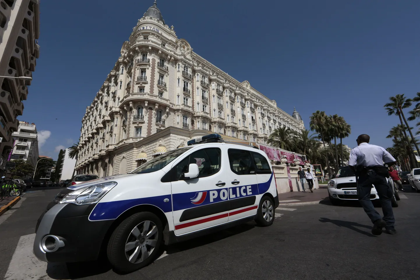 Politseiauto Cannes'is Carltoni hotelli juures, kus pühapäeval leidis aset suur juveelivargus.