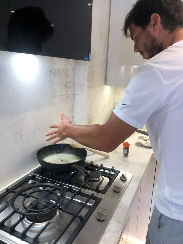 Rafael Nadal koduköögis askeldamas.