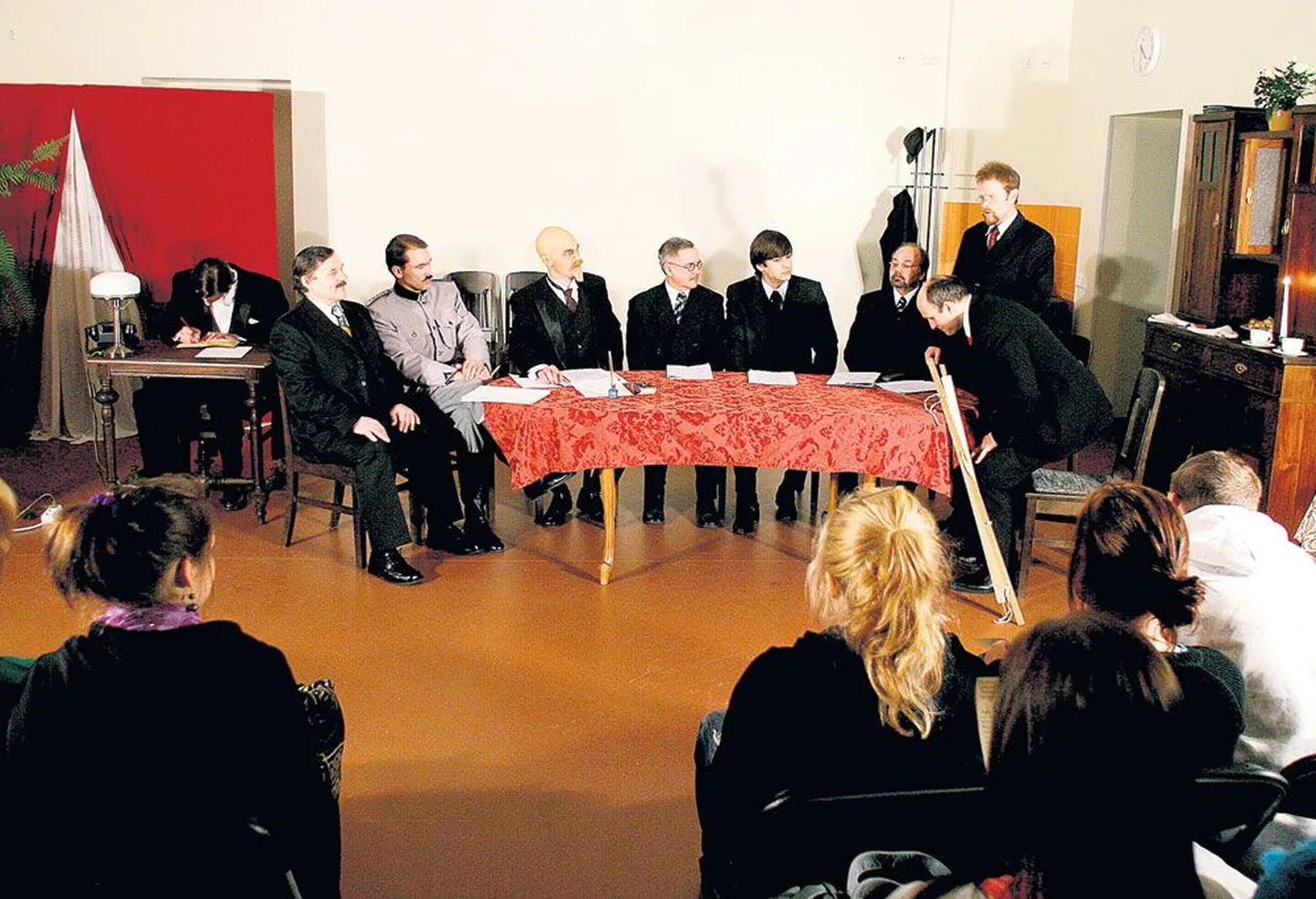 Kuigi eile Mart Reiniku gümnaasiumi õpetajate etendatud «Tartu Rahu sünd» oli tehtud rahulepingu 90. aastapäeva puhuks, on tõenäoline, et sellest võib saada huvitav ja kaasahaarav õppematerjal ka teiste koolide õpilastele.