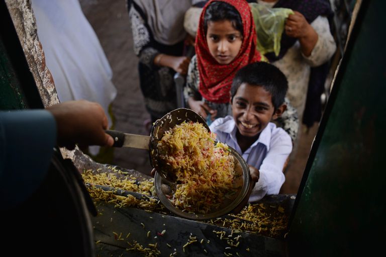 Pakistani lapsed saamas toiduabi Islamabadis. Tervena kasvamiseks piisavalt hästi saab süüa vaid neli protsenti riigi lastest.