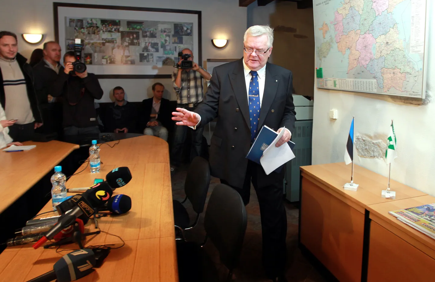 Edgar Savisaar pressikonverentsil erakonna büroos.