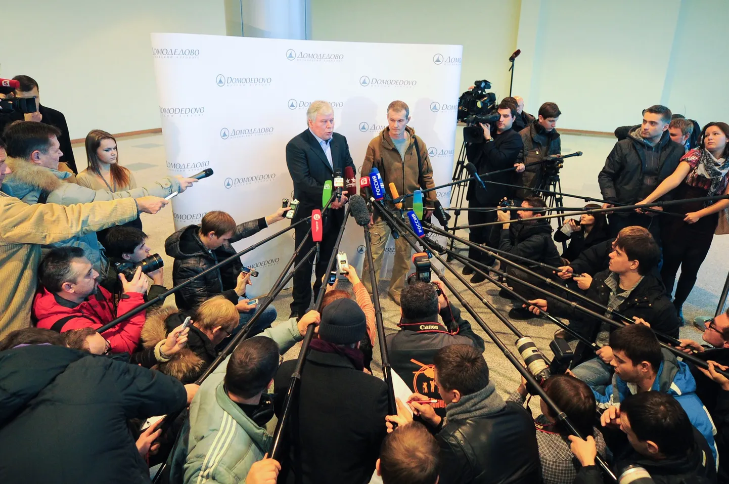 Vladimir Sadovnitši (paremal) koos oma advokaadi Anatoli Kutšerenaga ajakirjaike piiramisrõngas Domodedovo lennujaamas pärast Dušanbest naasmist.