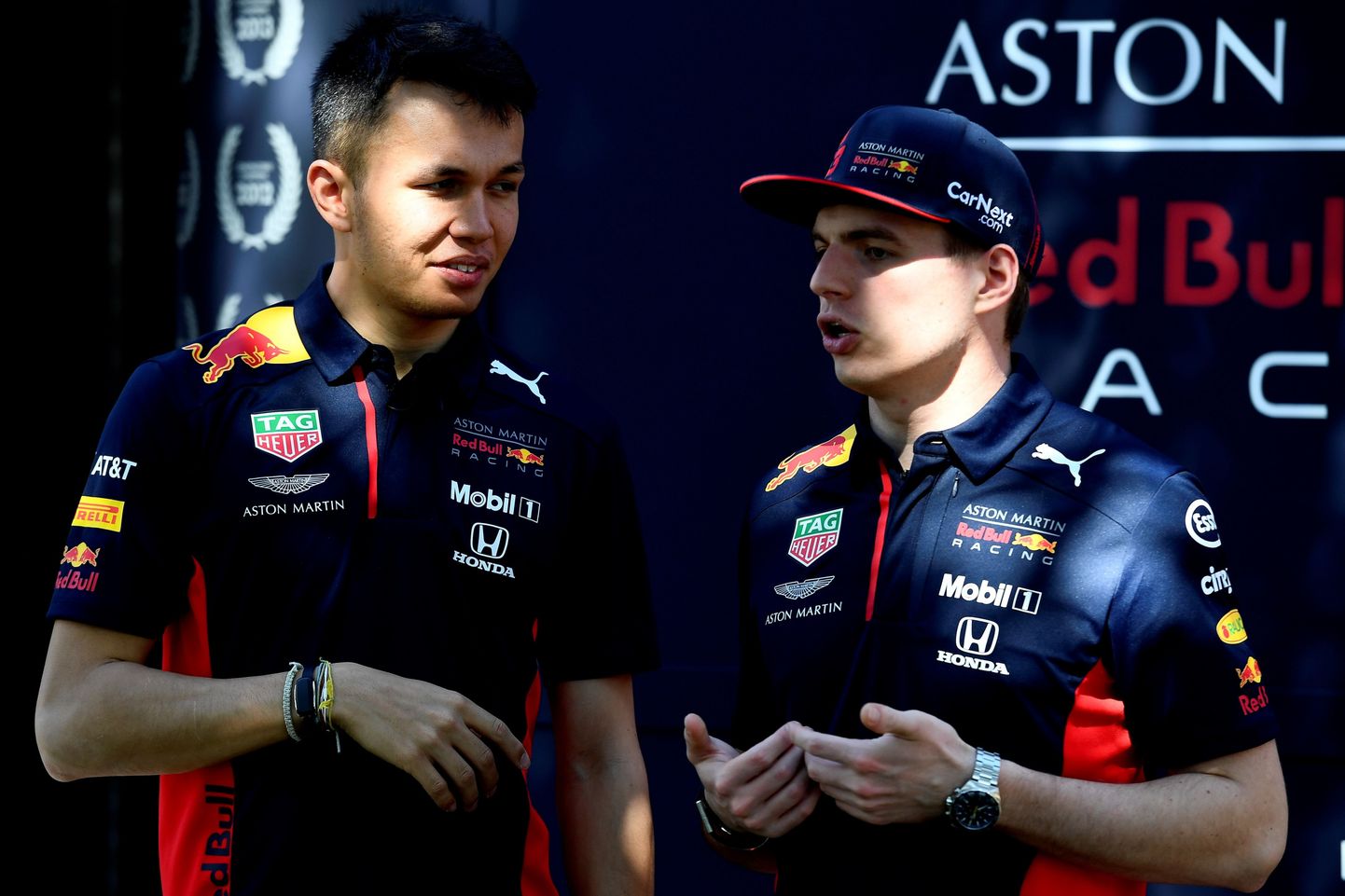Red Bull F-1 komandas piloti Alekss Albons un Makss Verstapens