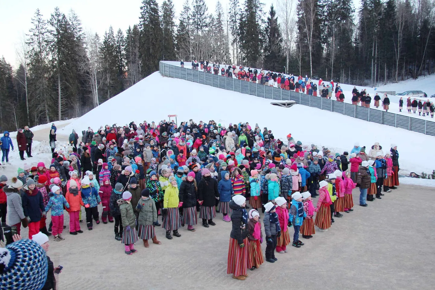 Valgamaa tantsupidu 2018 leidis aset Tehvandi hüppemäe jalamil.