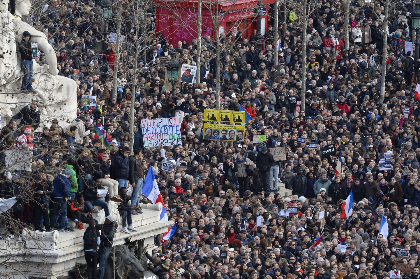 На площади Республики в Париже собрались десятки тысяч человек.