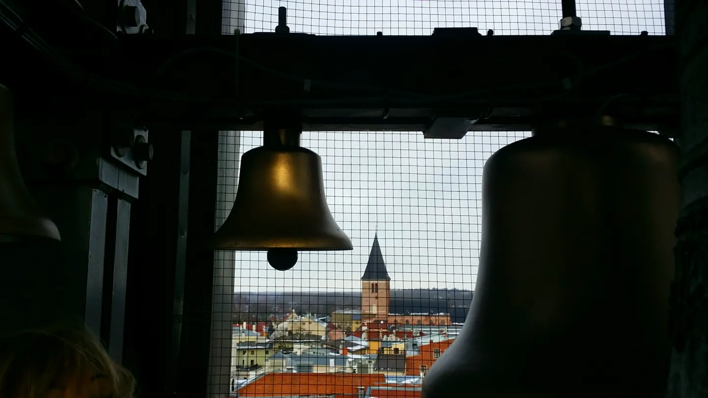 Vaade Tartu raekoja kellatornist Jaani kiriku tornile.