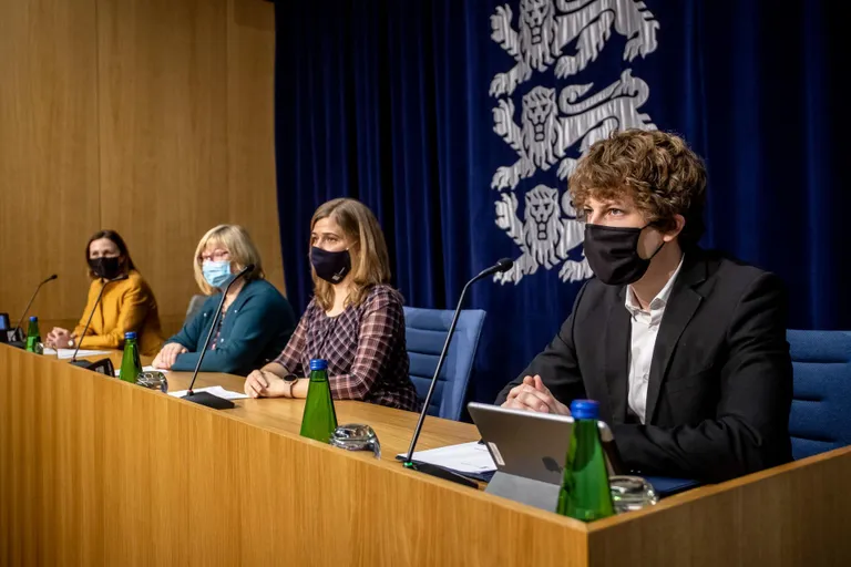 Vaktsineerimisest andsid eile ülevaate (paremalt): sotsiaalminister Tanel Kiik, immunoprofülaktika eksperdikomisjoni liige Marje Oona, ravimiameti bioloogiliste preparaatide osakonna juhataja Triin Suvi, sotsiaalministeeriumi terviseala asekantsler Maris Jesse.