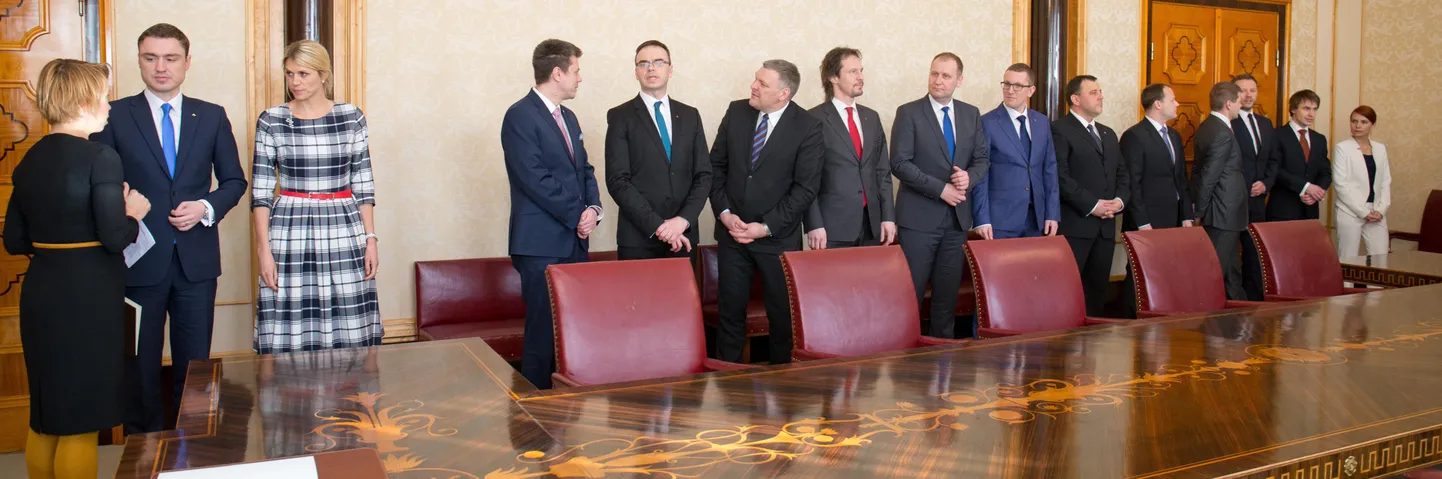 Peaminister Taavi Rõivas ja tema valitsuse 13 ministrit; ainsana puudub ülesvõttelt Jürgen Ligi.