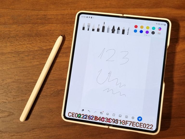 Spetsiaalse ümbrisega tuleb Galaxy Flip 4-ga kaasa puutepliiats, millega saab tahvliekraanile kirjutada ja joonistada.