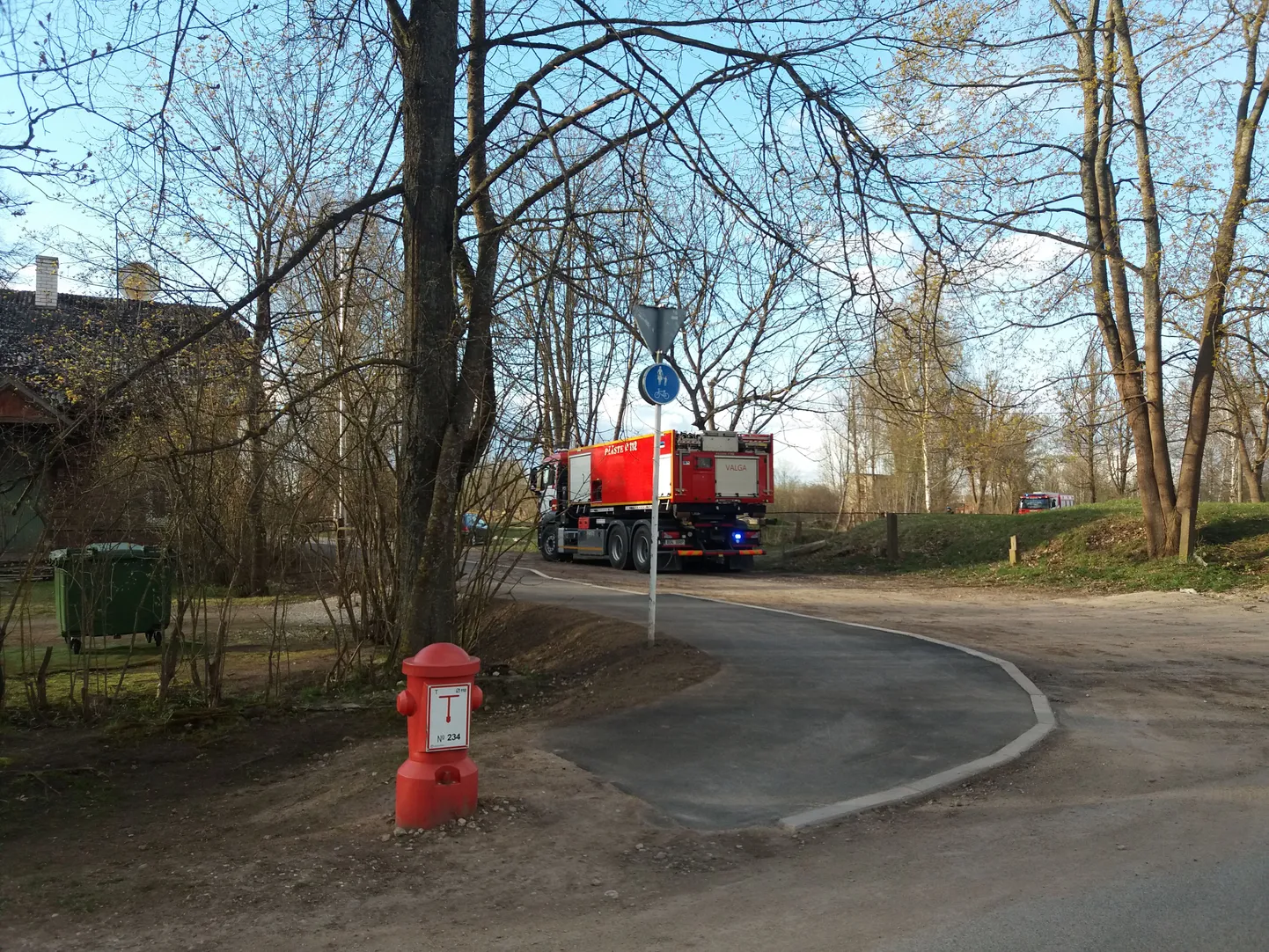 Päästjad põlengukohal Tehnika tänavas raudtee ääres.