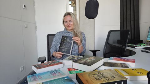 KULTUURIS KUUM ⟩ Kas TikToki-kirjandus võtab üle raamaturiiulid? Dea Oidekiviga raamatutrendidest Eestis ja mujal