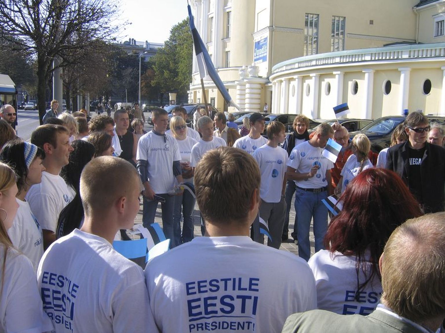 Presidendivalimiste päeval torkasid Estonia teatri ees Arnold Rüütli pooldajate seas silma Jaanus Heina eestvedamisel Tallinna sõitnud Viljandimaa noored.