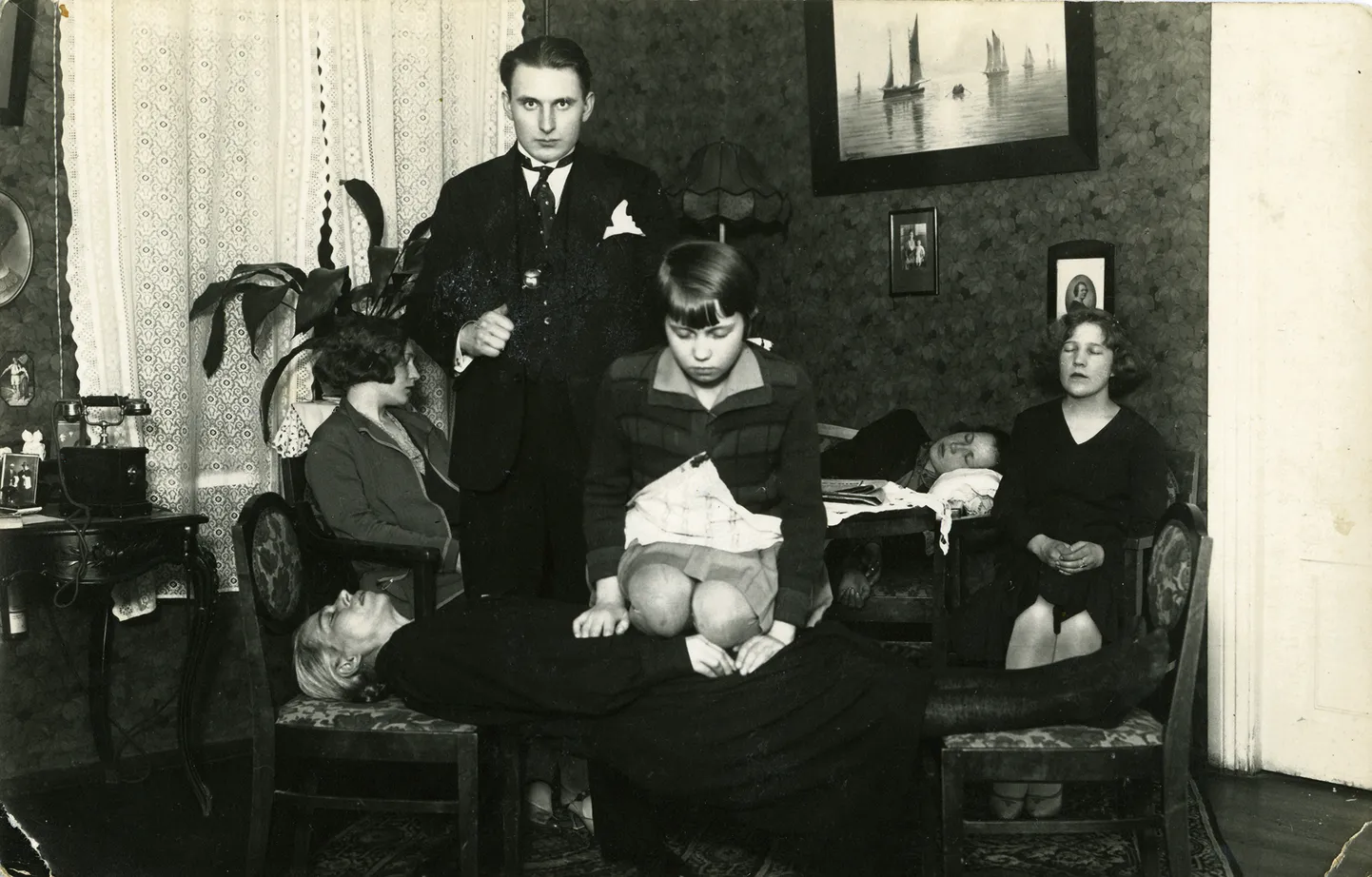 Soolapuhuja Bernhard Johanson lõi “hookus-pookusega” laineid: Saarlanna Martha Treiga abiellunud Bernhard Johanson korraldas septembris 1930 Kuressaares mitu hüpnoosiseanssi. Kuressaare lossi seansist ilmus pildijäädvustus ka mitmetes toonastes ajalehtedes, kuid originaalfotot teadaolevalt säilinud ei ole. Küll aga on Andy Kirsi kogust jõudnud Saaremaa muuseumi jäädvustus 10. märtsil 1929 Tallinnas Ahju tänaval toimunud Johansoni seansist. Foto tagaküljel on kirjas, et “kollektiivhüpnootilisel seansil demonstreeritakse katalstilist seisukorda 64-aastase naisterahvaga” .