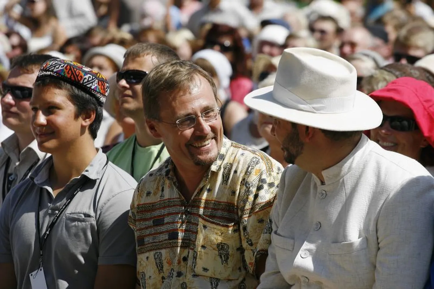 Viljandi pärimusmuusikafestivali tänane avamine. Vasakul presidendi poeg Luukas Kristjan Ilves, keskel Tõnis Lukas, paremal festivali pealik Ando Kiviberg