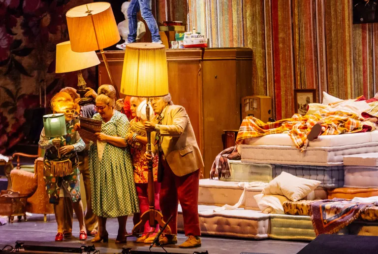 «Gianni Schicchi». Laip jahtub, sugulased loevad ootusrikkalt testamenti.