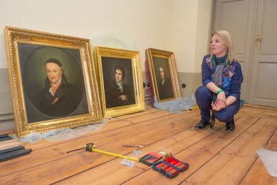 TÜ kunstimuuseumi kuraator Ingrid Sahk ning Kügelgeni maalid, mis tänasest vanas anatoomikumis huvilistele nähtavad on. Foto: Kristjan Teedema