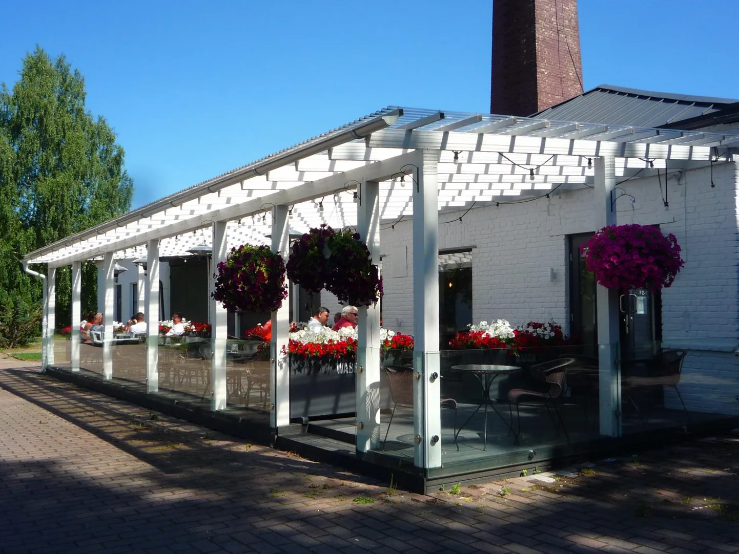 Wabriku terrass on sisse seatud vana leivatehase hoovile.