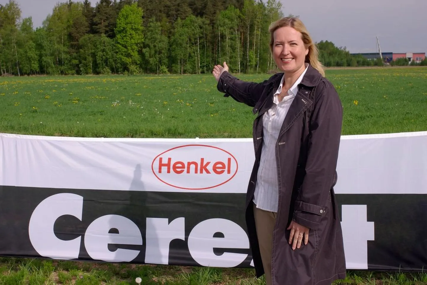 Henkel Balti OÜ juhataja Siiri Odrats-Koni tehase tulevasele asukohale osutamas.