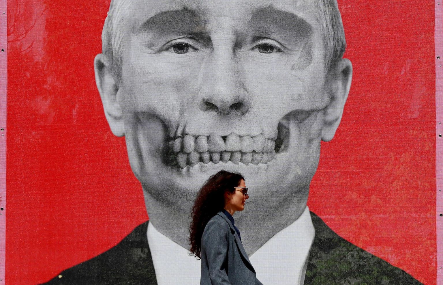 Антивоенный мурал с изображением Владимира Путина возле посольства России в Бухаресте.
