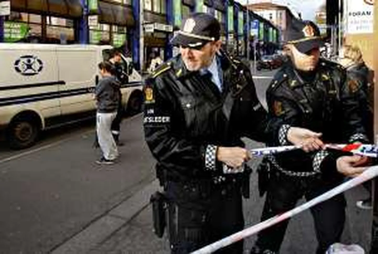 Oslo politseinikud piiravad kuriteopaiga lintidega ümber.