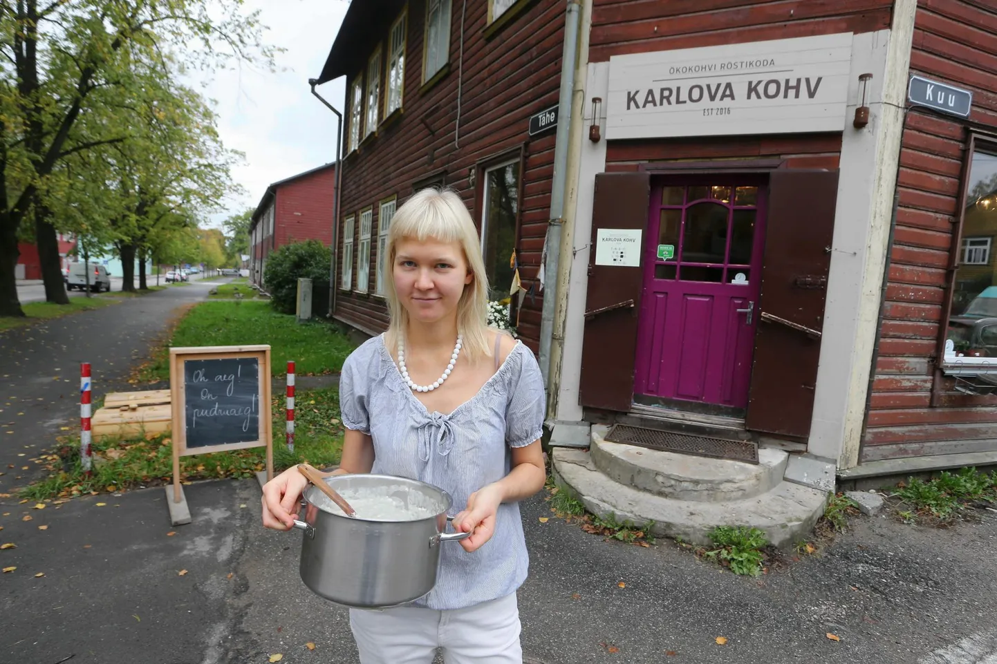 Laura Valli püüab karlova Kohvis äratada inimestes helgeid pudruemotsioone ja innustab kirjumat pudrupaletti maitsma.