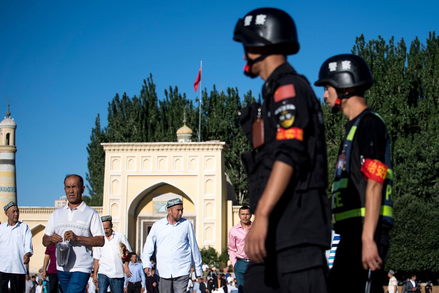 Hiina korrakaitsjad jälgimas islamiusulisi mošee lähistel Kashgaris Xinjiangi provintsis. Piirkonnas on mitmeid uiguuride kinnipidamiskeskusi.