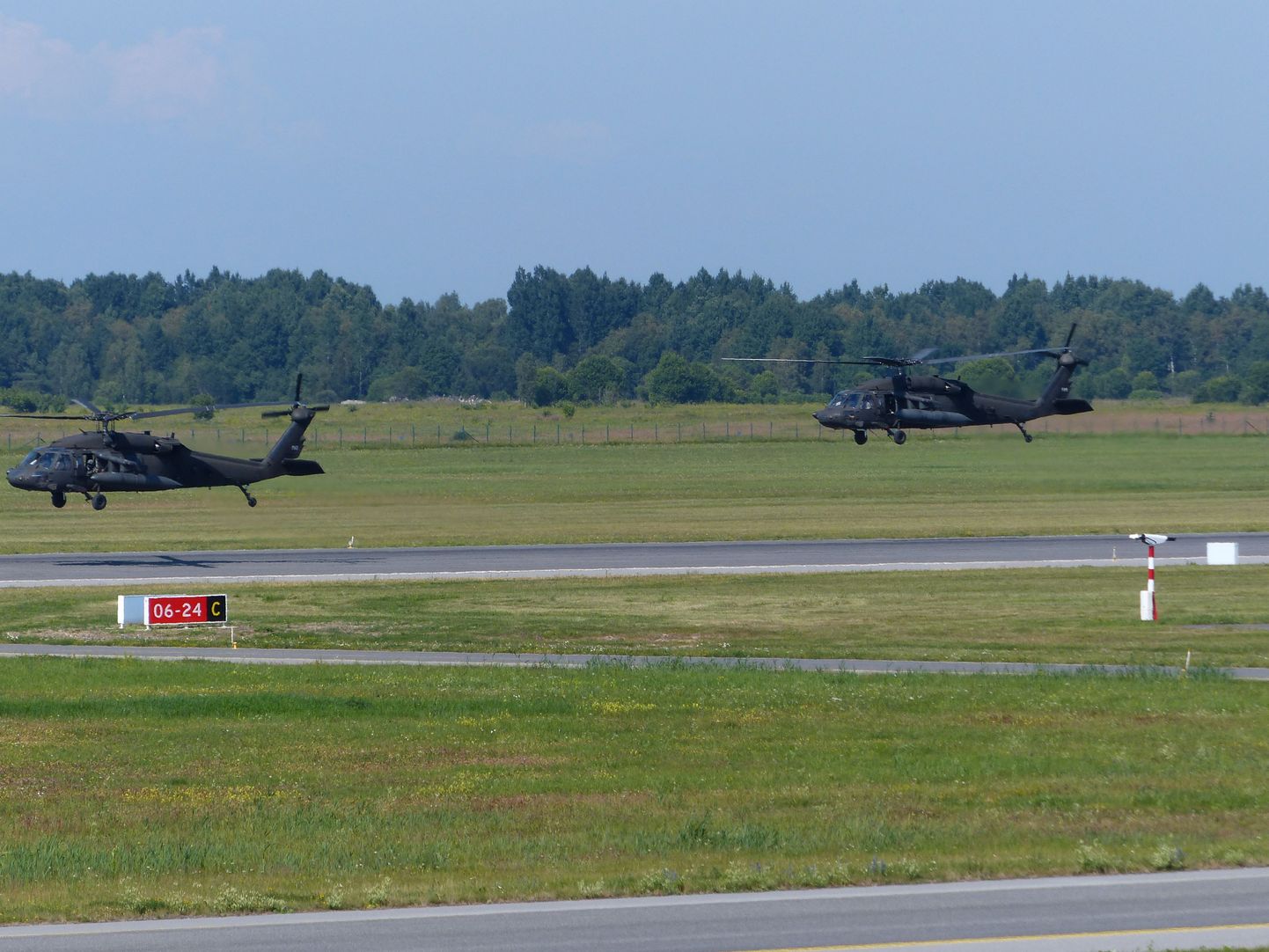 Black Hawk kopterid harjutavad Eestis langevarjudessanti.