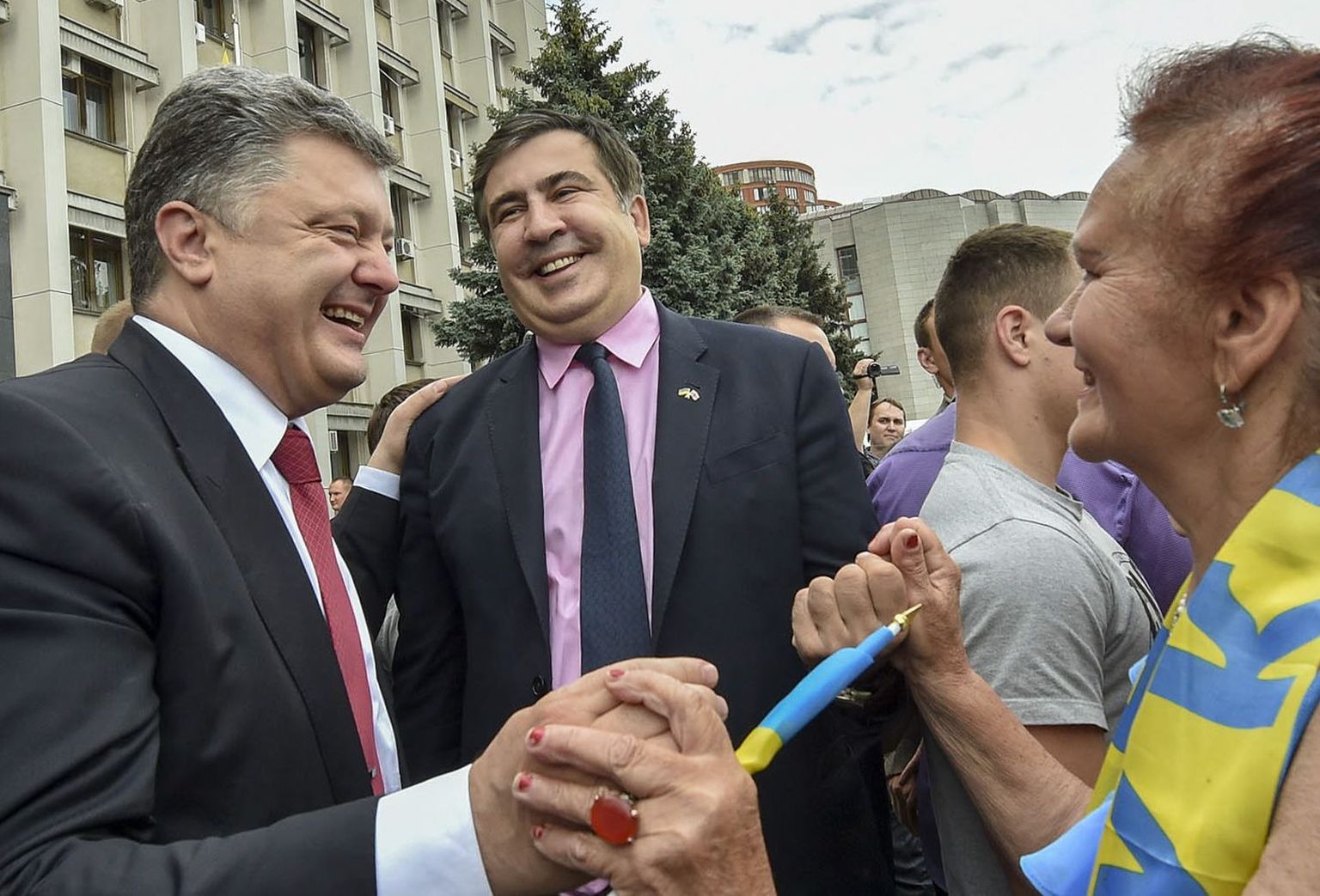 Ukraina riigipea Petro Porošenko (vasakul) ja tema ülikoolikaaslasest Gruusia ekspresident Mihheil Saakašvili Odessas.