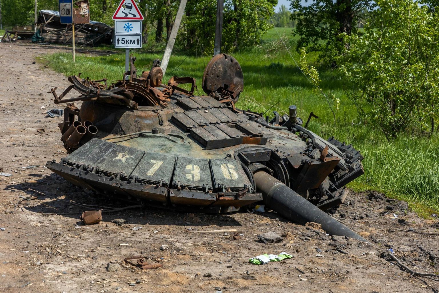 Purustatud Vene tanki torn Tsõrkunõ küla lähedal.