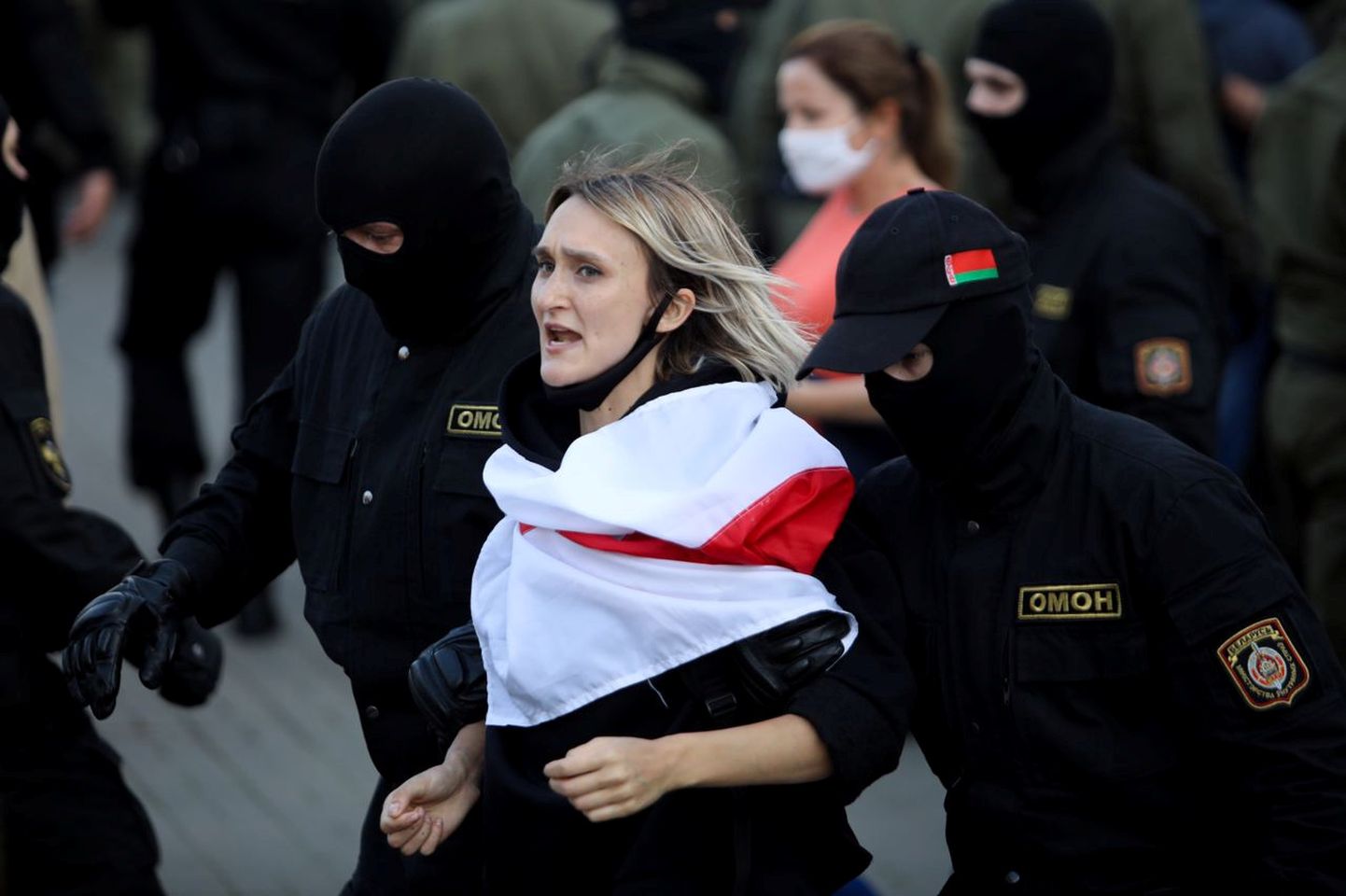 Задержание участницы акции протеста в Минске