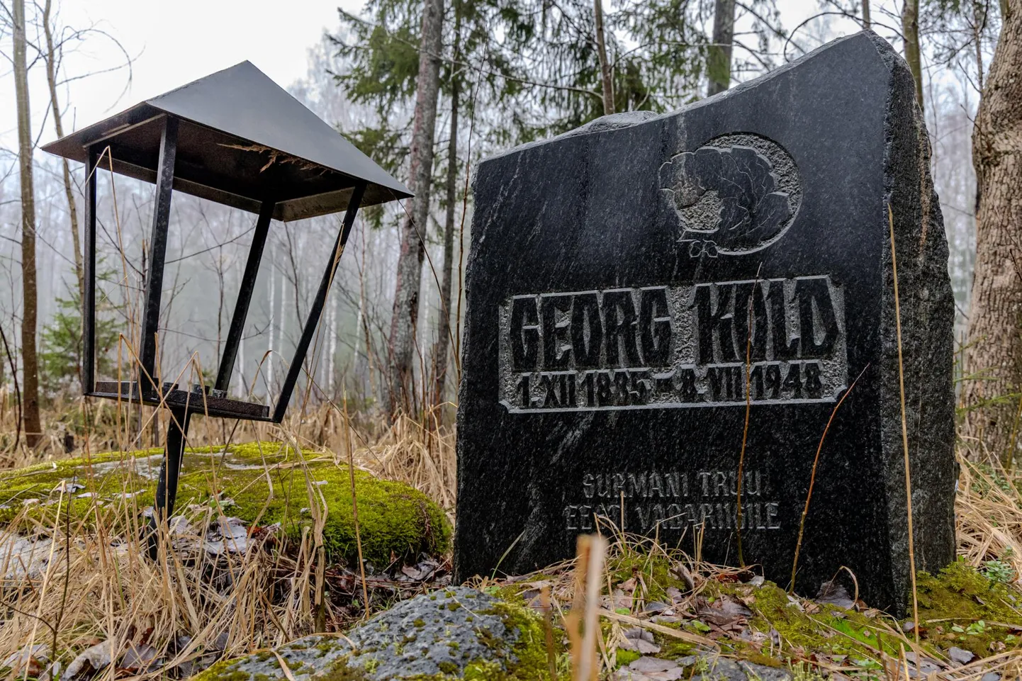 Surmani truu Eesti Vabariigile – selline on värvika elulooga Georg Koldi kivisse raiutud sõnum.